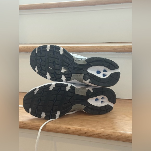 New Balance White Silver Running Shoes New Balance 530 Sneakers
Sz 7.5 w - Picture 7 of 8